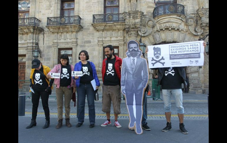 Organizaciones ciudadanas se manifiestan esta mañana y entregan un pliego petitorio en Palacio de Gobierno. EL INFORMADOR / F. Atilano