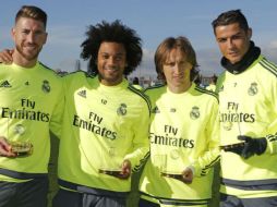 Los jugadores fueron reconocidos por el plantel antes del entrenamiento. TWITTER / @realmadrid