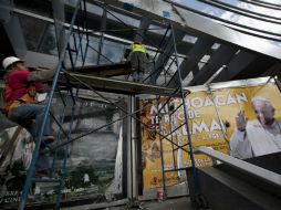 Trabajadores colocan anuncios por la visita del Pontífice. AP / ARCHIVO