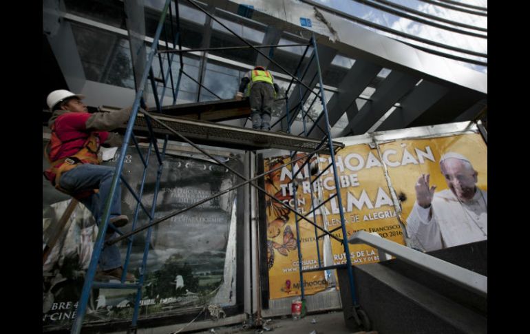 Trabajadores colocan anuncios por la visita del Pontífice. AP / ARCHIVO