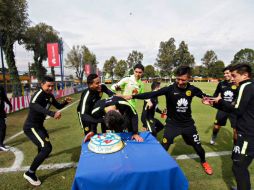 Arroyo, Gil Burón y Darwin Quintero, fueron artífices del festejo del pastelazo a Peralta. TWITTER / @ClubAmerica