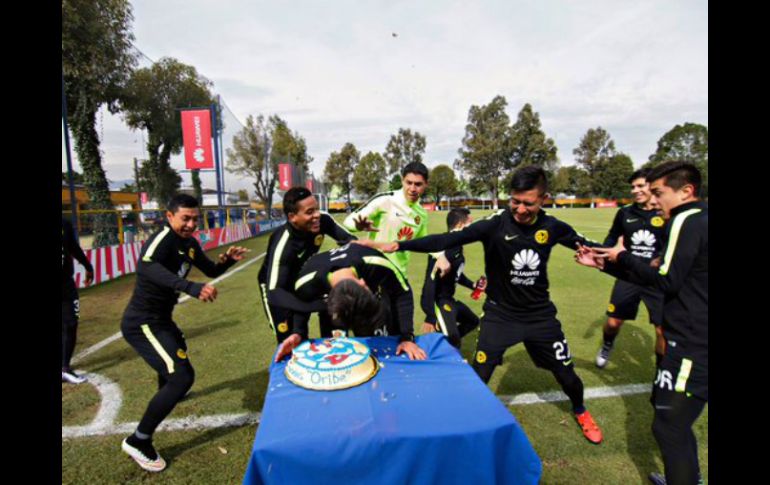 Arroyo, Gil Burón y Darwin Quintero, fueron artífices del festejo del pastelazo a Peralta. TWITTER / @ClubAmerica