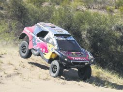 Carlos Sainz. El piloto español conduce su Peugeot durante la novena etapa disputada ayer. AFP / F. Fife