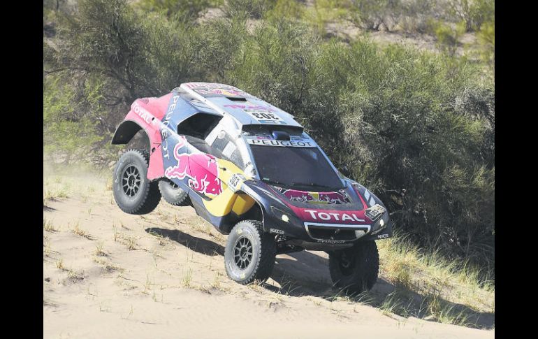 Carlos Sainz. El piloto español conduce su Peugeot durante la novena etapa disputada ayer. AFP / F. Fife