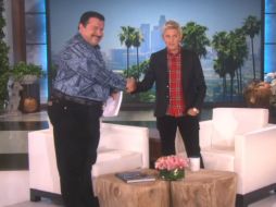 Ellen DeGeneres y un imitador se burlan de la fotografía del 'Chapo' con Sean Penn. YOUTUBE / TheEllenShow