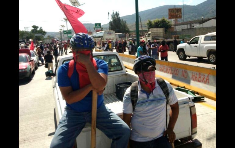 Luego de ir al Congreso, el movimiento bloqueó de manera intermitente la Autopista del Sol por un lapso de media hora. SUN / ARCHIVO