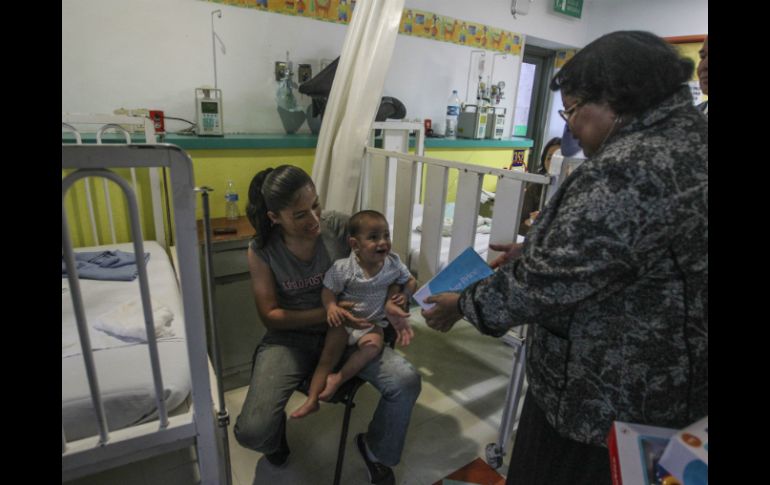 Niños de lactantes, preescolar, en terapia intermedia, hemodiálisis y otros de consulta diaria recibieron los regalos. EL INFORMADOR / F. Atilano