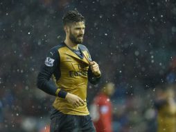 Olivier Giroud se mostró orgulloso de su segundo gol de la tarde con el que hizo el 3-2 a favor del Arsenal. EFE / P. Powell