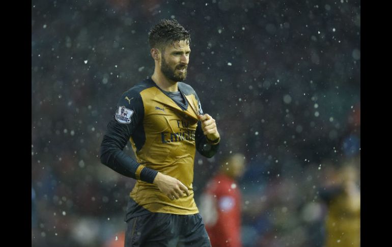 Olivier Giroud se mostró orgulloso de su segundo gol de la tarde con el que hizo el 3-2 a favor del Arsenal. EFE / P. Powell