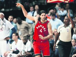 El jugador argentino de los Raptors de Toronto manifestó que la NBA debería voltear a Sudamérica para llevar partidos oficiales. AP /