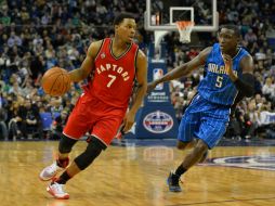 Kyle Lowry (izq.) lleva el balón durante el juego entre los Raptors y Orlando celebrado ayer en Londres. AFP / G. Kirk