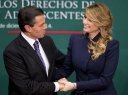 El Presidente Enrique Peña Nieto es acompañado por su esposa, Angélica Rivera. AP / ARCHIVO