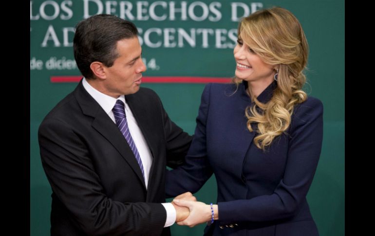 El Presidente Enrique Peña Nieto es acompañado por su esposa, Angélica Rivera. AP / ARCHIVO