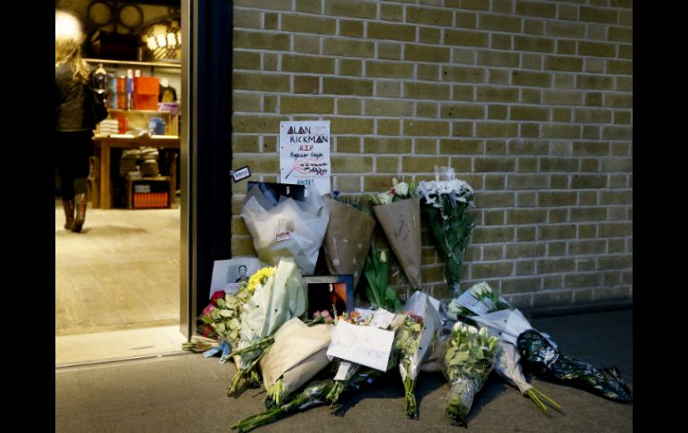 En el andén nueve y tres cuartos depositaron ramos, dedicatorias y fotografías de Rickman caracterizado como Snape. AFP / L. Neal