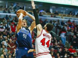 El veterano Dirk Nowitzki aportó 21 puntos para Dallas. EFE / T. Maury