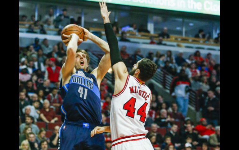 El veterano Dirk Nowitzki aportó 21 puntos para Dallas. EFE / T. Maury