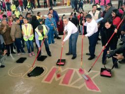 El mandatario capitalino participó en las labores de pintura y rehabilitación del Jardín de La Paz, el Ágora y la colocación de Mulch. TWITTER / @ManceraMiguelMX