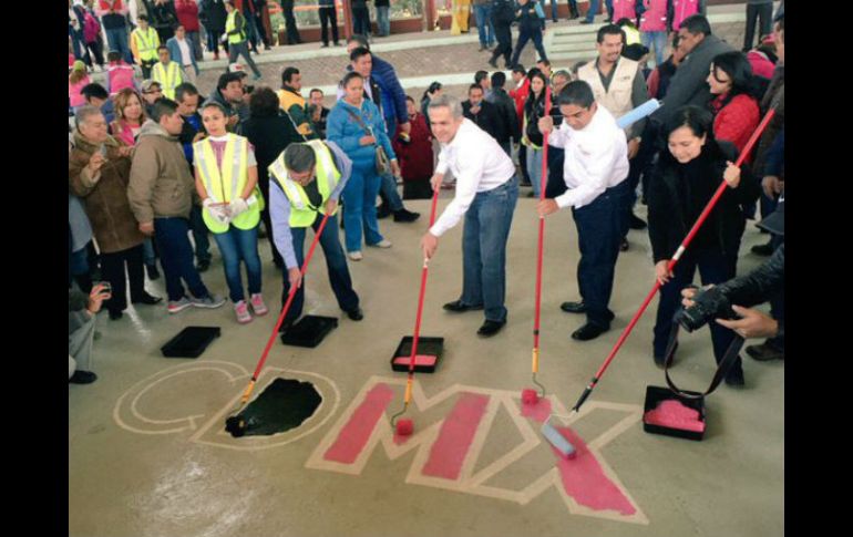 El mandatario capitalino participó en las labores de pintura y rehabilitación del Jardín de La Paz, el Ágora y la colocación de Mulch. TWITTER / @ManceraMiguelMX