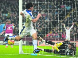 Gol de los “Foxes”. Shinji Okazaki festeja la anotación que puso en ventaja al Leicester. AFP /