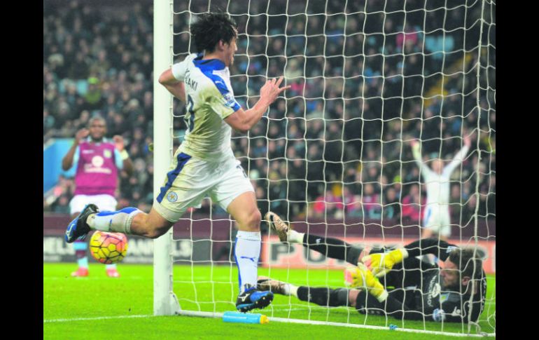 Gol de los “Foxes”. Shinji Okazaki festeja la anotación que puso en ventaja al Leicester. AFP /