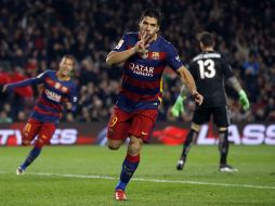 Luis Suárez anotó tres goles y celebró por haber hecho un triplete a favor de su equipo. AP / M. Fernandez