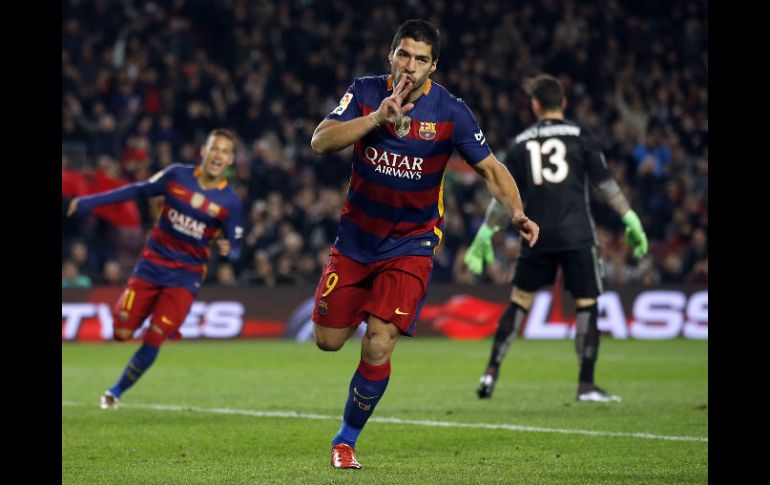 Luis Suárez anotó tres goles y celebró por haber hecho un triplete a favor de su equipo. AP / M. Fernandez