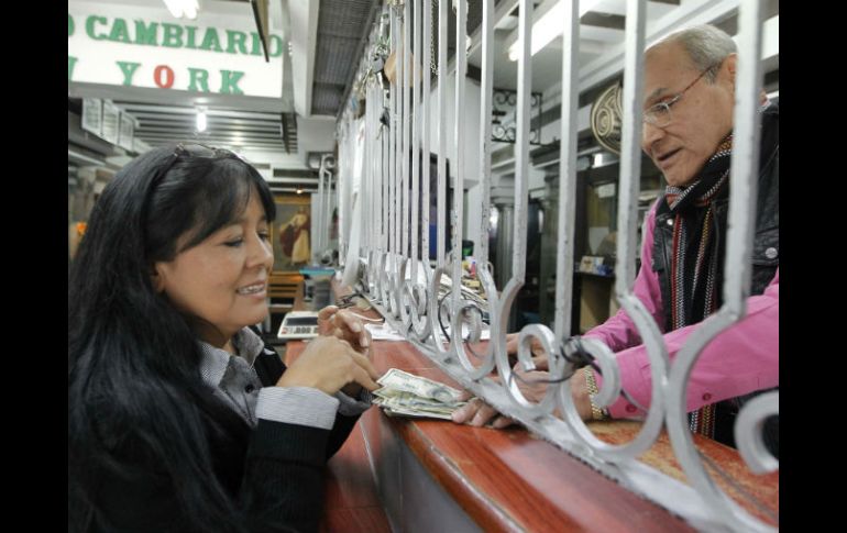 El incremento del dólar provocará costos más altos en productos de empresas que compran insumos cotizados en esa moneda. EL INFORMADOR / E. Barrera