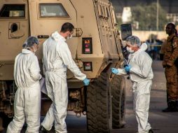 Expertos forenses e investigadores recorren de manera minuciosa el lugar en busca de pruebas. EFE / ARCHIVO