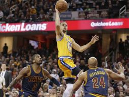 El número 30, Stephen Curry, comprendió 35 puntos; siete triples en 12 intentos, cinco rebotes y cuatro asistencias. AP / T. Dejak