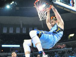 Marc Gasol. El jugador de los Grizzlies clava el balón para colaborar con la victoria de su equipo sobre los Pelicans. AP / B. Dill