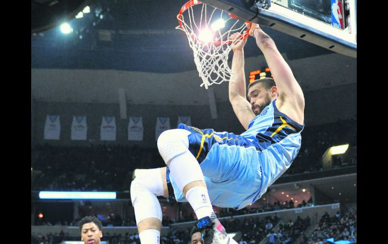 Marc Gasol. El jugador de los Grizzlies clava el balón para colaborar con la victoria de su equipo sobre los Pelicans. AP / B. Dill