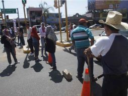 Un grupo de personas de la colonia El Molino en Iztapaluca mantiene bloqueada la autopista Puebla-México. NTX / ARCHIVO