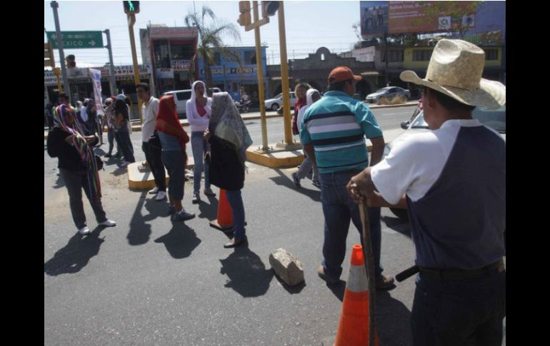 Un grupo de personas de la colonia El Molino en Iztapaluca mantiene bloqueada la autopista Puebla-México. NTX / ARCHIVO