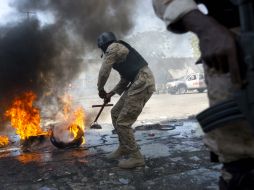 Opositores bloquearon las calles con contenedores de basura, piedras y neumáticos en llamas. AP / D. Nalio Chery