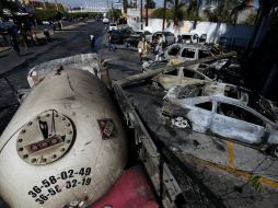 Además de las 16 personas lesionadas, el flamazo de la pipa incendió ocho automóviles. EFE / U. Ruiz