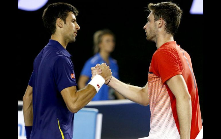 El número uno del mundo, Djokovic (i) ahora se enfrentará a Andreas Seppi. AP / V. Thian