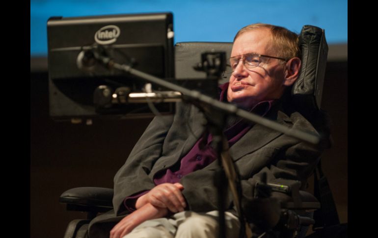 Señala que con todo respeto, ni Stephen Hawking ni nadie tiene el conocimiento para poder decir esas palabras. AP / ARCHIVO