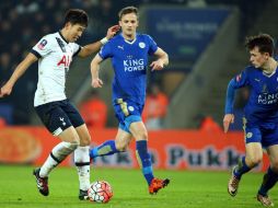 El primer gol se dio faltando cinco minutos para el entretiempo y fue de Son Heung-Min (izq). EFE / Tim Keeton