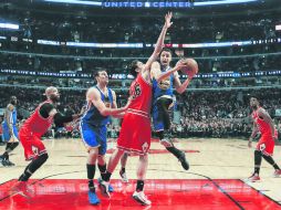 Stephen Curry consiguió 25 puntos y 11 asistencias durante el encuentro de ayer frente a los Bulls. EFE / K. Krzaczynski