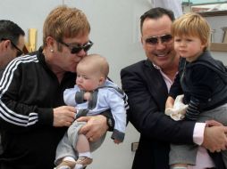 Elton John está casado con David Furnish y tienen dos hijos. ESPECIAL /