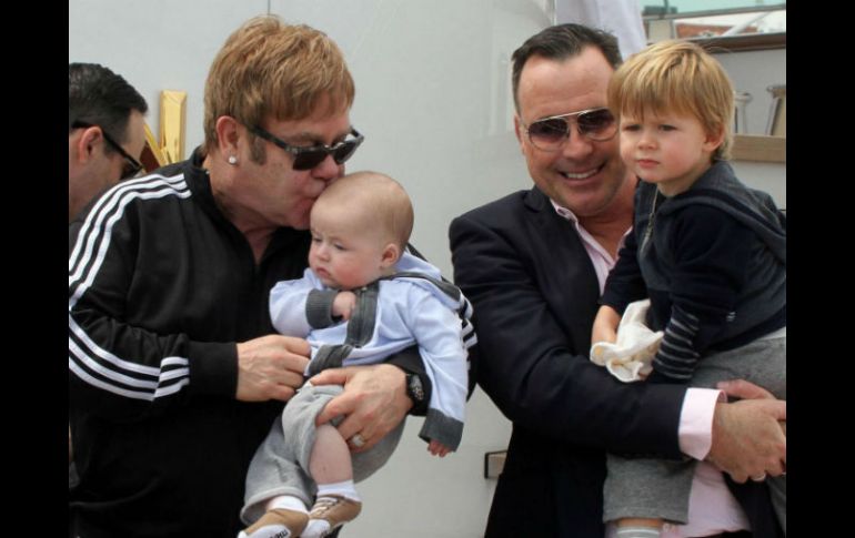 Elton John está casado con David Furnish y tienen dos hijos. ESPECIAL /