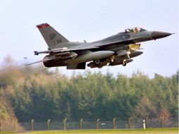 El F-16 es un caza fabricado por Lockheed Martin y usado por cerca de 20 países. AP / ARCHIVO