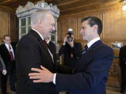 Enrique Peña Nieto es recibido por Johann Schneider-Ammann, presidente de Suiza, a su llegada al Foro Económico Mundial. AP / L. Gillieron