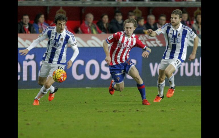 Los 'txuri urdin' se metieron de lleno en el partido y lograron recortar distancias con el gol de Carlos Vela. EFE / A. Morante