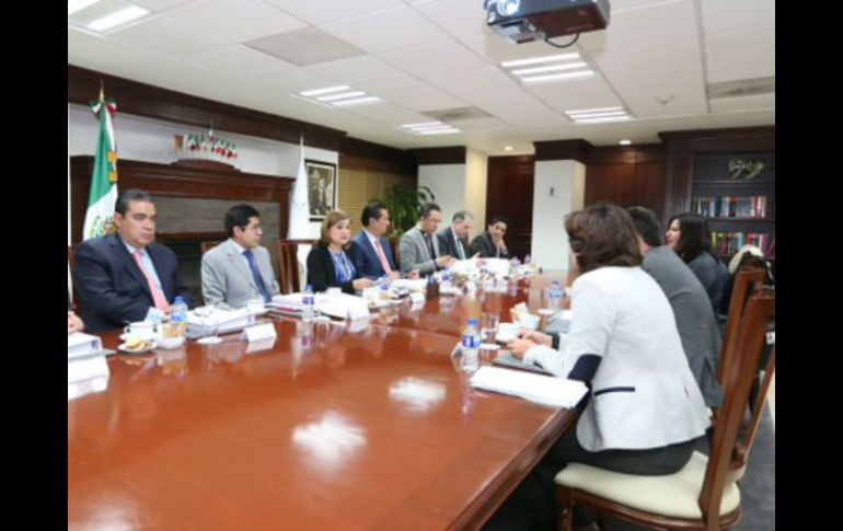 El encuentro se realizó en las oficinas centrales de la PGR este viernes. TWITTER / @ArelyGomezGlz