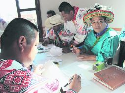 Ubaldo Valdez (con sombrero) afirmó que no están cerrados a que la gente conozca Xapawiyemeta. ESPECIAL / Secretaría de Cultura