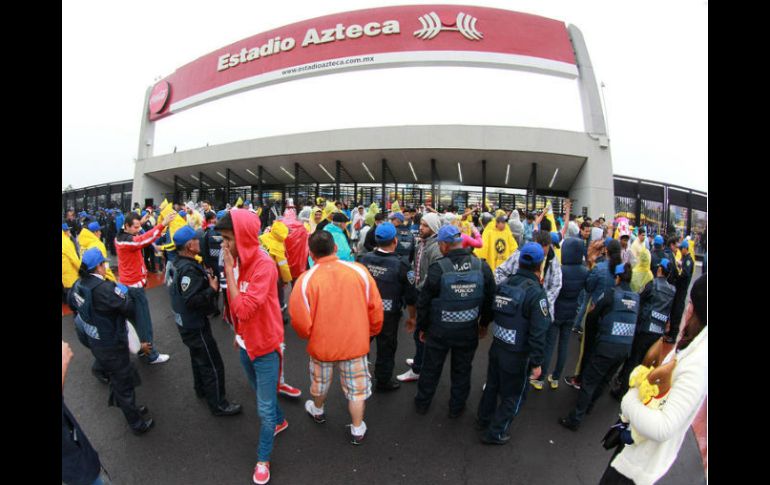 Dos mil 700 policías vigilarán los alrededores del Azteca para evitar disturbios entre los aficionados. EL INFORMADOR / ARCHIVO