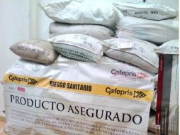 Parte del decomiso que realizó la Cofepris son 403.5 kilos de materia prima. TWITTER / @arriolamikel