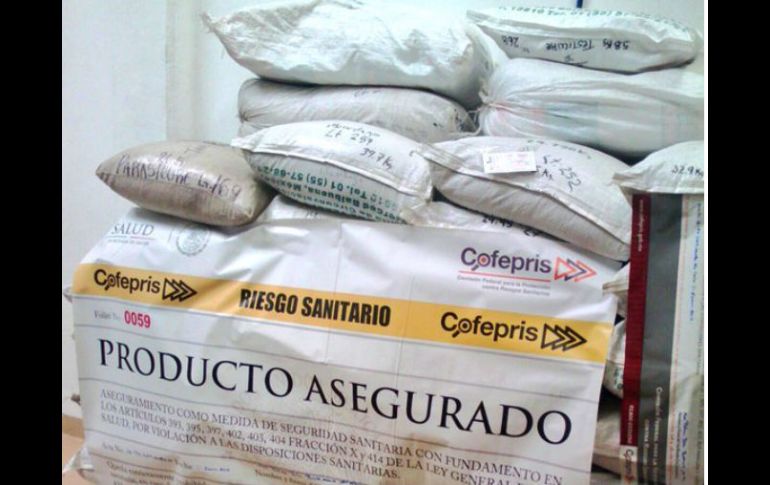 Parte del decomiso que realizó la Cofepris son 403.5 kilos de materia prima. TWITTER / @arriolamikel