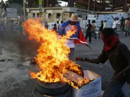 En varios barrios se observaron neumáticos incendiados, así como barricadas levantadas por manifestantes. EFE / O. Barría